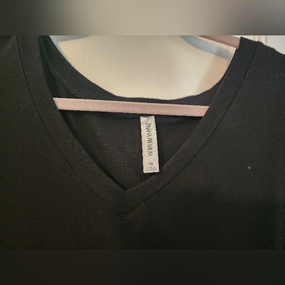 Simple Black Long Sleeve Tee. Vneck. Versatile. 1x . Closet staple. - Picture 4 of 7